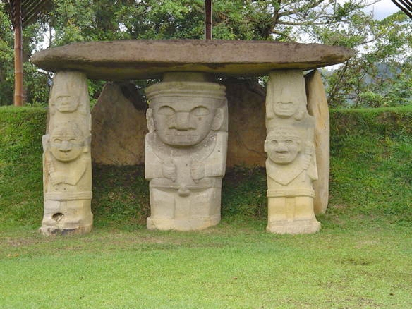 Tre monoliti antropomorfi nel Parque Archeologico de San Augustin, Colombia
