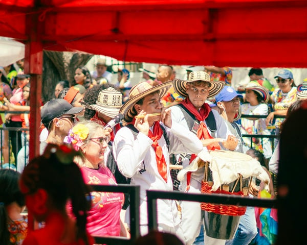 Banda musicale sfila per le strade di barranquilla durante il Carenvale, Colombia