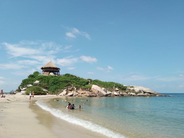 Vista su Cabo San Juan nel Parque Tayrona, con spiaggia bianca e mare cristallino
