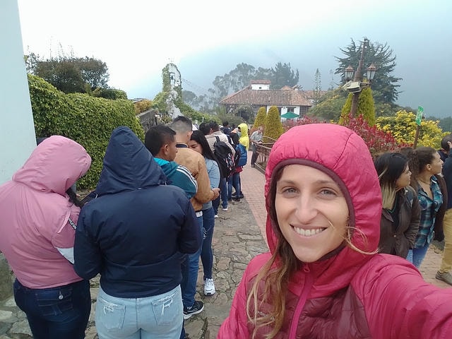 Cerro di Montserrat con Marika di NomadeMe in primo piano, Bogotà, Colombia