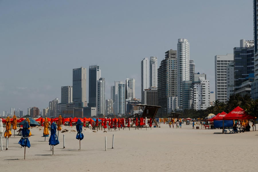 Spiaggia attrezzata di Bocagrande a Cartagena in Colombia