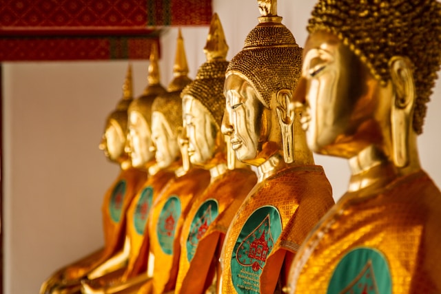 Teste dorate di Buddha allineate