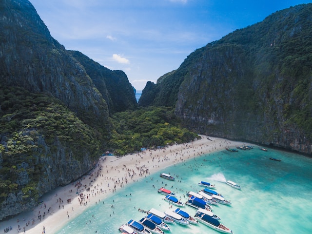 Barche ormeggiate a Maya bay beach, una splendida baia dal mare cristallino
