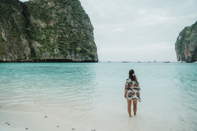 Donna si bagna a Maya Bay in Thailandia fino alle ginocchia