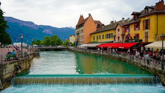 Vista su un canale di Annecy con edifici colrati ai lati