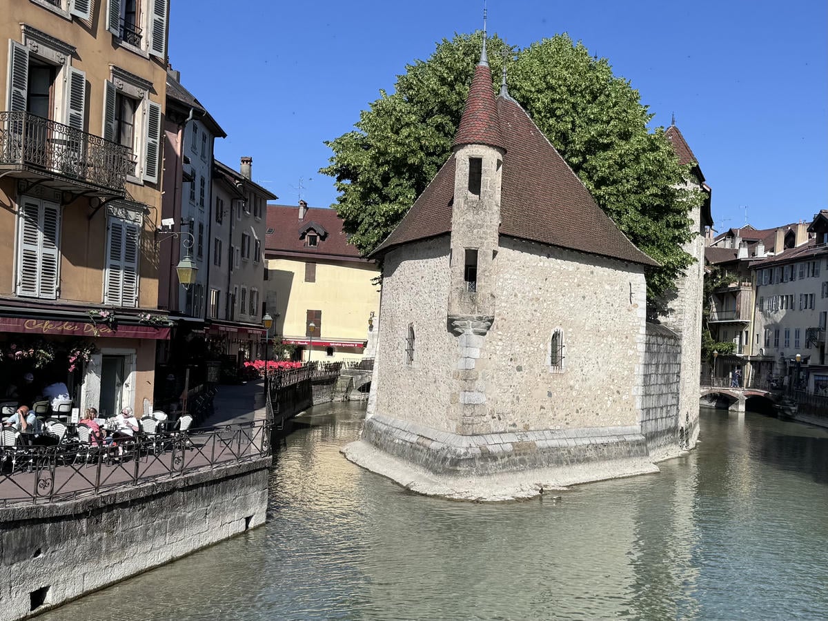 Un edificio costruito su un isolotto in un canale di annecy