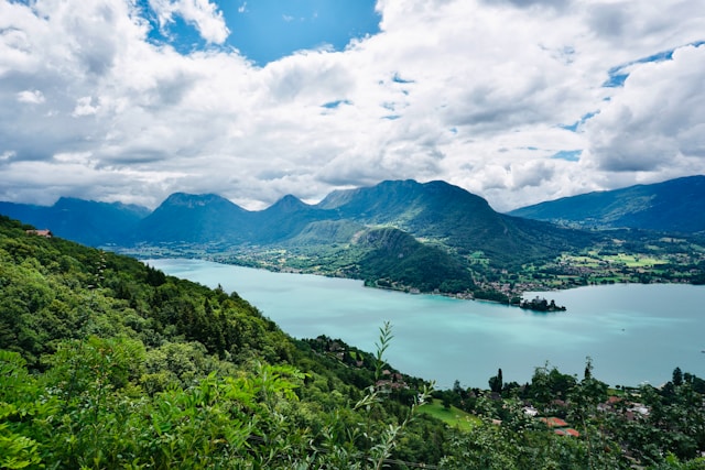 Vista dall'alto sul lago di Annecy circondato da alcuni borghi