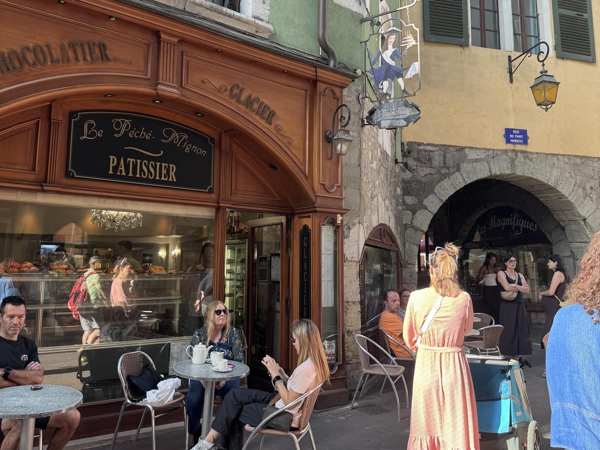 Persone in attesa fuori da una sala da thè ad Annecy