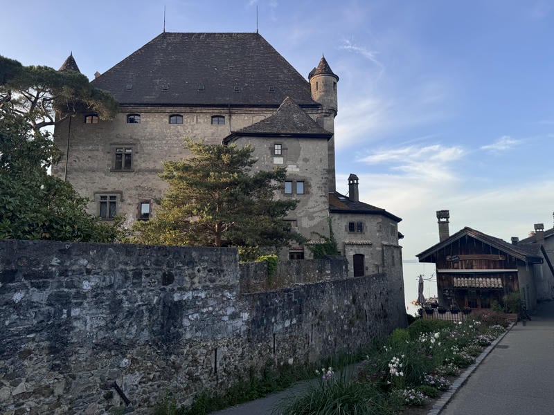 Vista sul castello di Yvoire con una strada che conduce al Lago di Ginevra