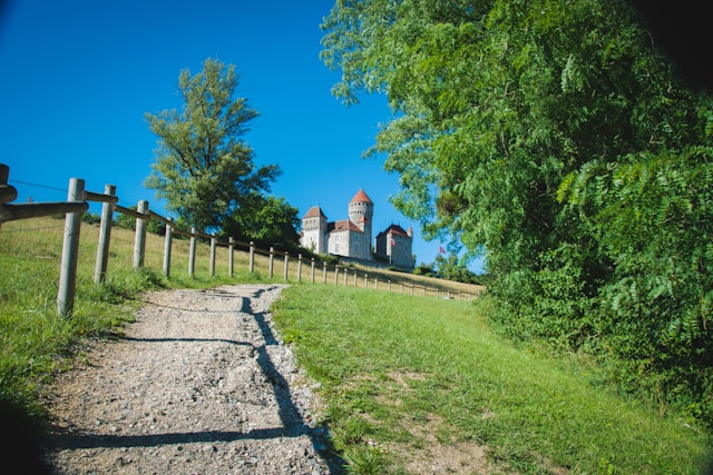 Château de Montrottier a Lovagny visto dal basso, castello storico nella regione dell’Alta Savoia