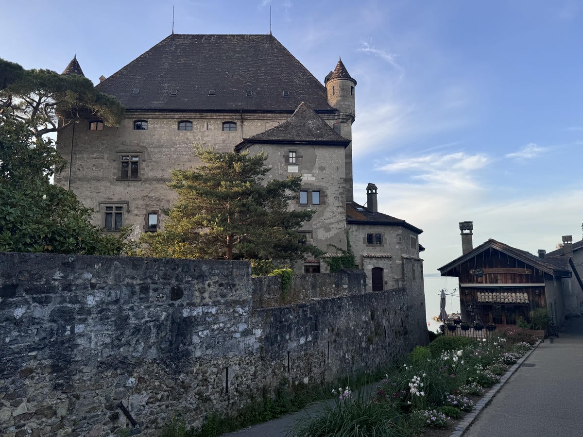 Sulla sinistra c'è il castello di Yvoire, e si intravede un vicolo che porta direttamente al lago Lemano 