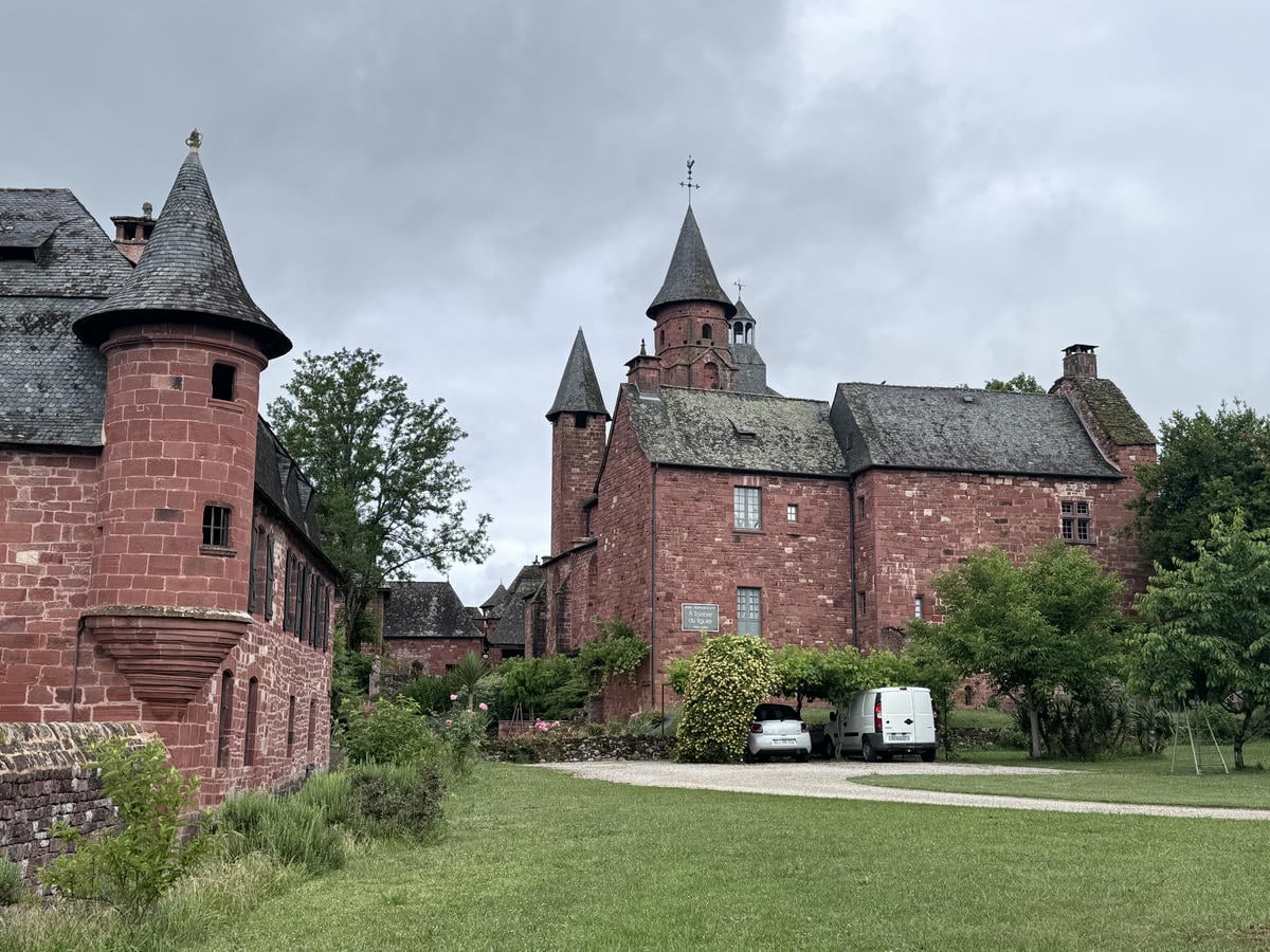 Edifici storici che rimchiamano dei castelli con mattoni rossi a Collonges la rouge