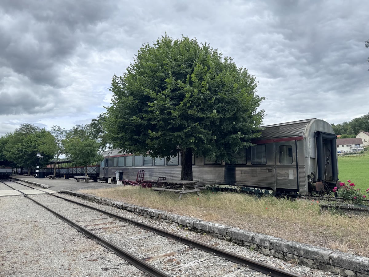 Un treno d'epoca fermo alla stazione di Martel