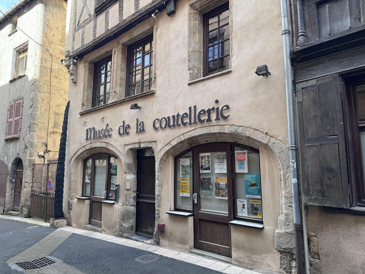 Facciata del museo dei coltelli di Thiers in Francia