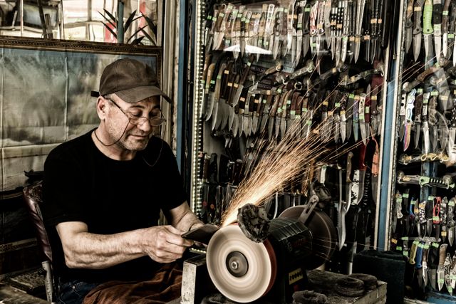 Artigiano affila la lama di un coltello