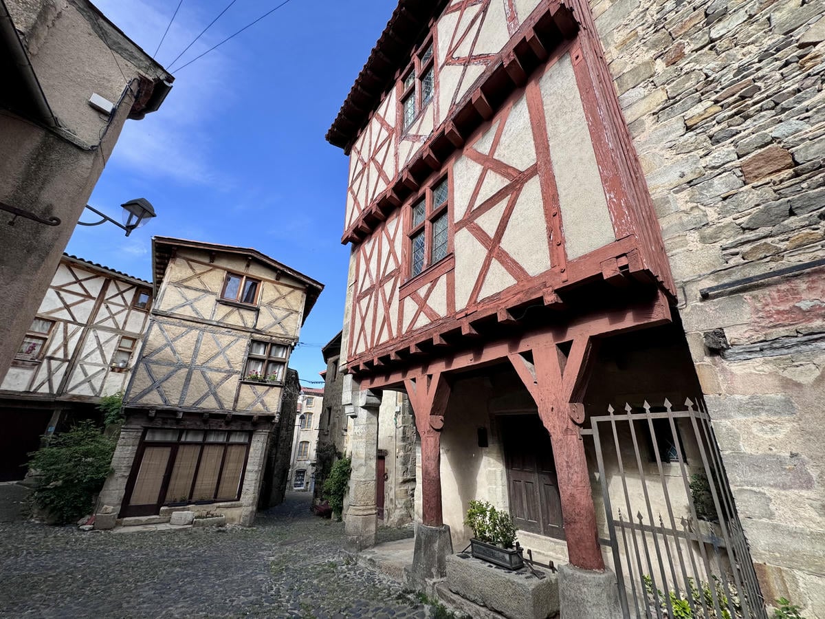 Case a graticcio in un vicolo di Billom in Francia