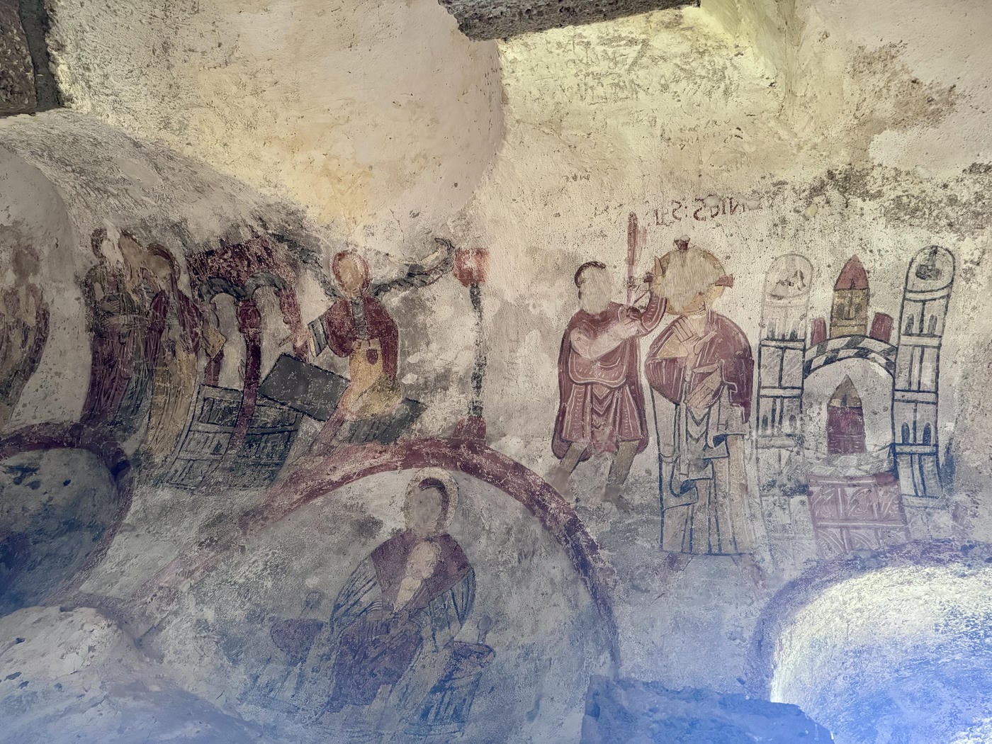 Affreschi raffiguranti persone nella cappella alla grotte di Saint Jonas in Alvernia, Francia