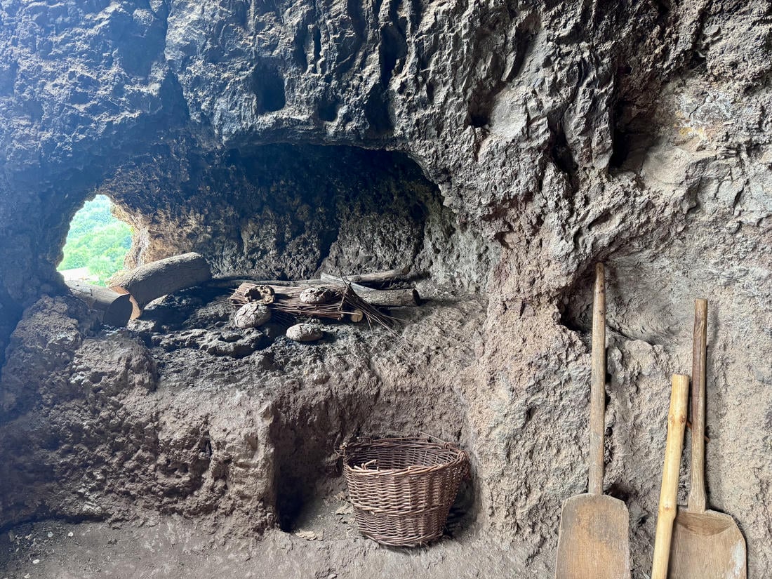 Forno scavato nella roccia con degli utensili