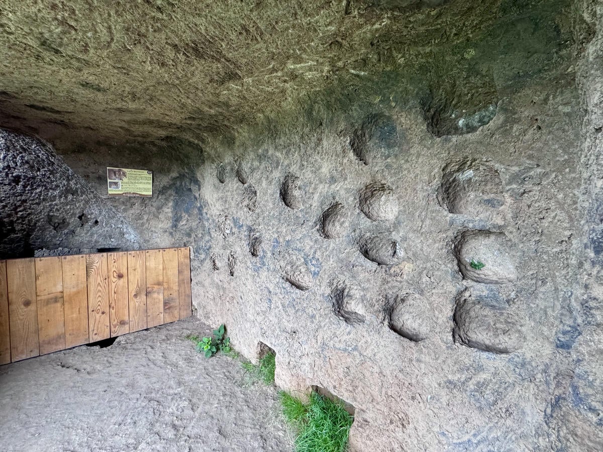 Parete con buchi creati apposta per ospitare armi di difesa e poi nidi di piccione, in tempi di pace