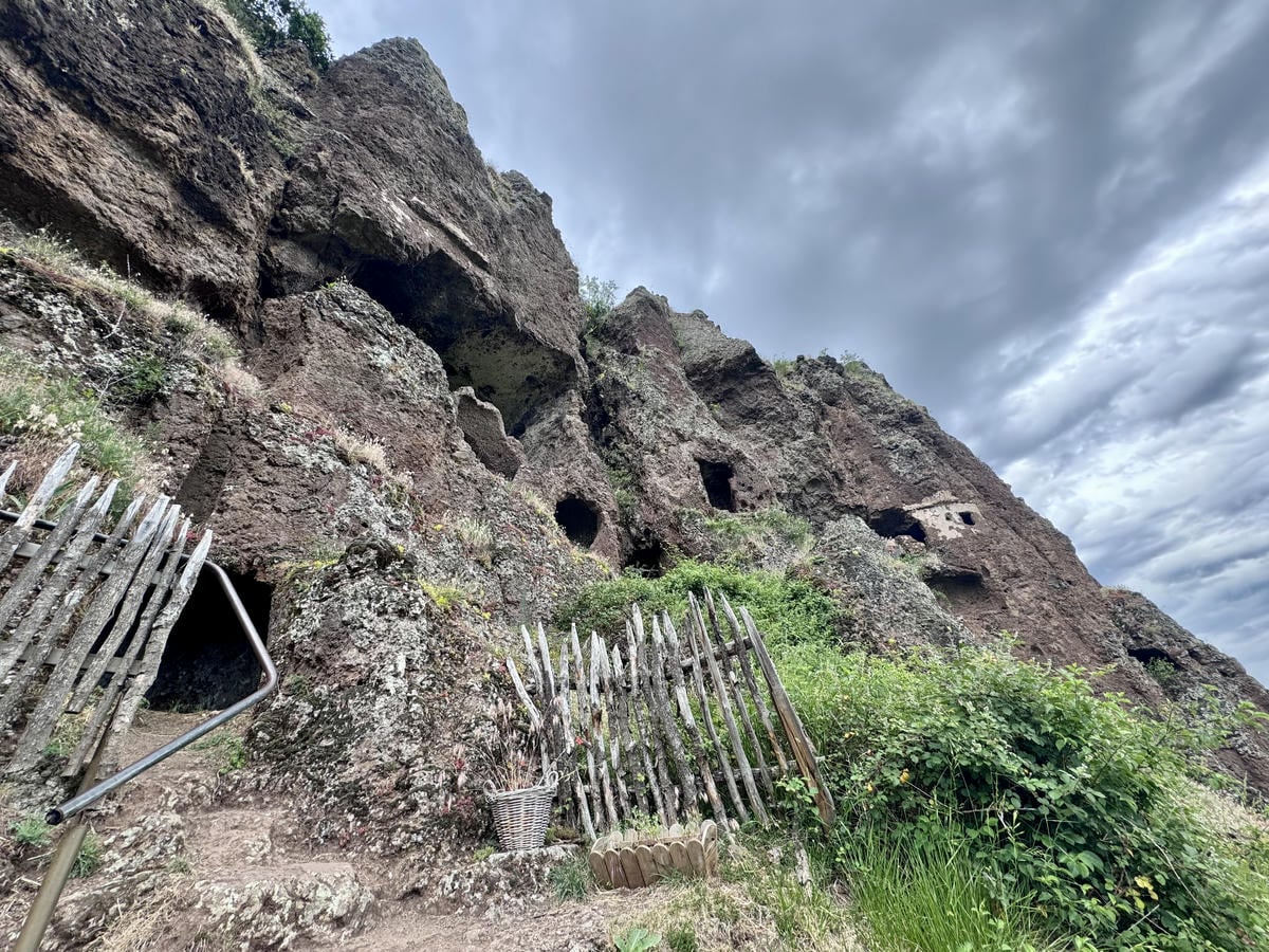 Roccia vulcanica con diverse cavità, che ospitavano le stanze di questa città trogloditica di Saint Jonas in Auvergne, Francia