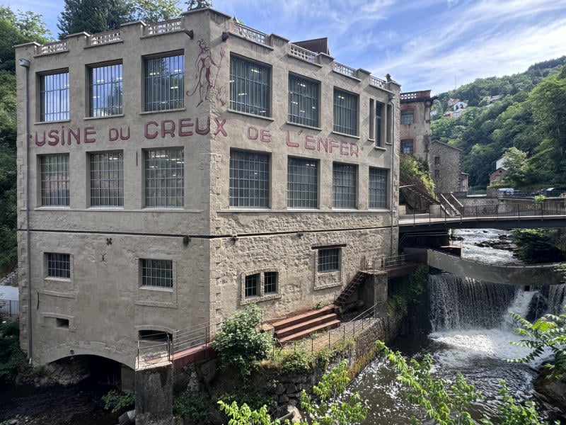 Edificio che ospita un museo di arte contemporanea a Thiers vicino al fiume