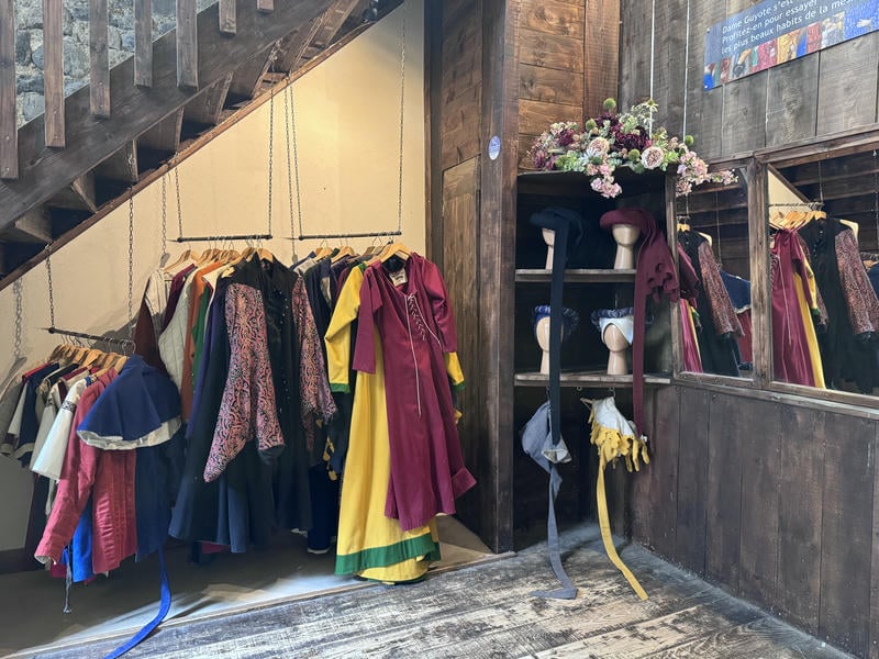 Abiti da uomo e da donna in stile medievale da poter provar al Chateau de Murol