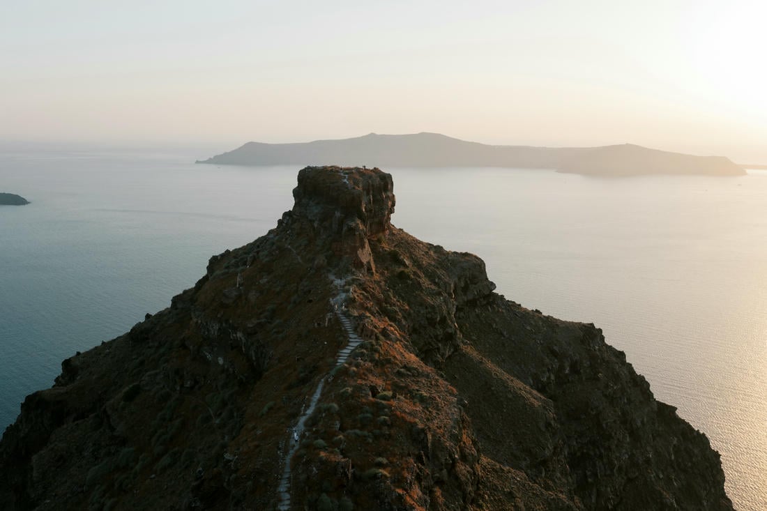 Vista del sentiero che porta alla roccia di Skaros a Imerovigli sull'isola di Santorini in Grecia