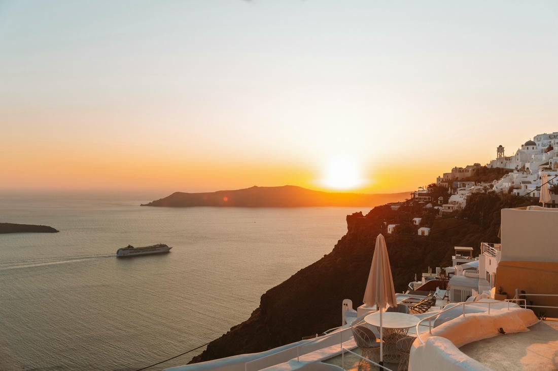 Il sole che cala al tramonto nella caldera di Santorini
