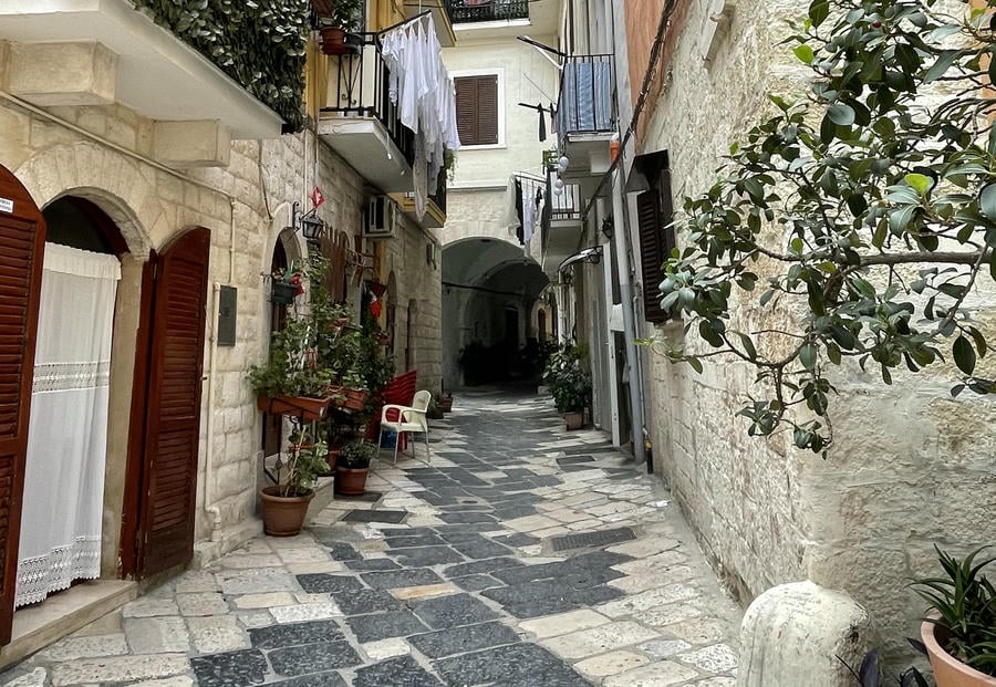 Pavimentazione a Bari Vecchia composta dalle Chiance, piasterelle nere e bianche