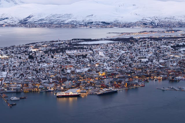 Vista dall'alto di Tromso innevata 