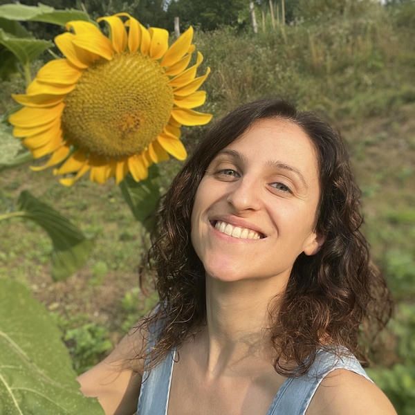 Foto in primo piano di Marika di NomadeMe con sullo sfondo un girasole