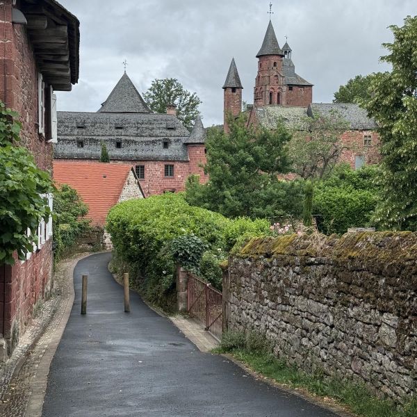 Vista panoramica di un vicolo di Collonges-La-Rouge, dove sul fondo si possono vedere i classici edifici rossi