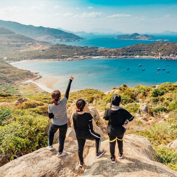 Persone in vacanza ammirano uno splendido paesaggio sulla costa