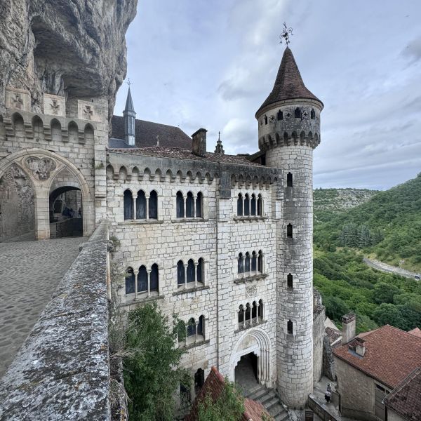 Vista dal santuario di Rocamadour sulle scale che portano al suo ingresso