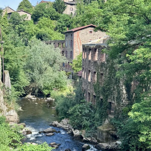 Edifici costruiti lungo un fiume dove venivano creati i coltelli, Thiers, Auvergne, Francia.